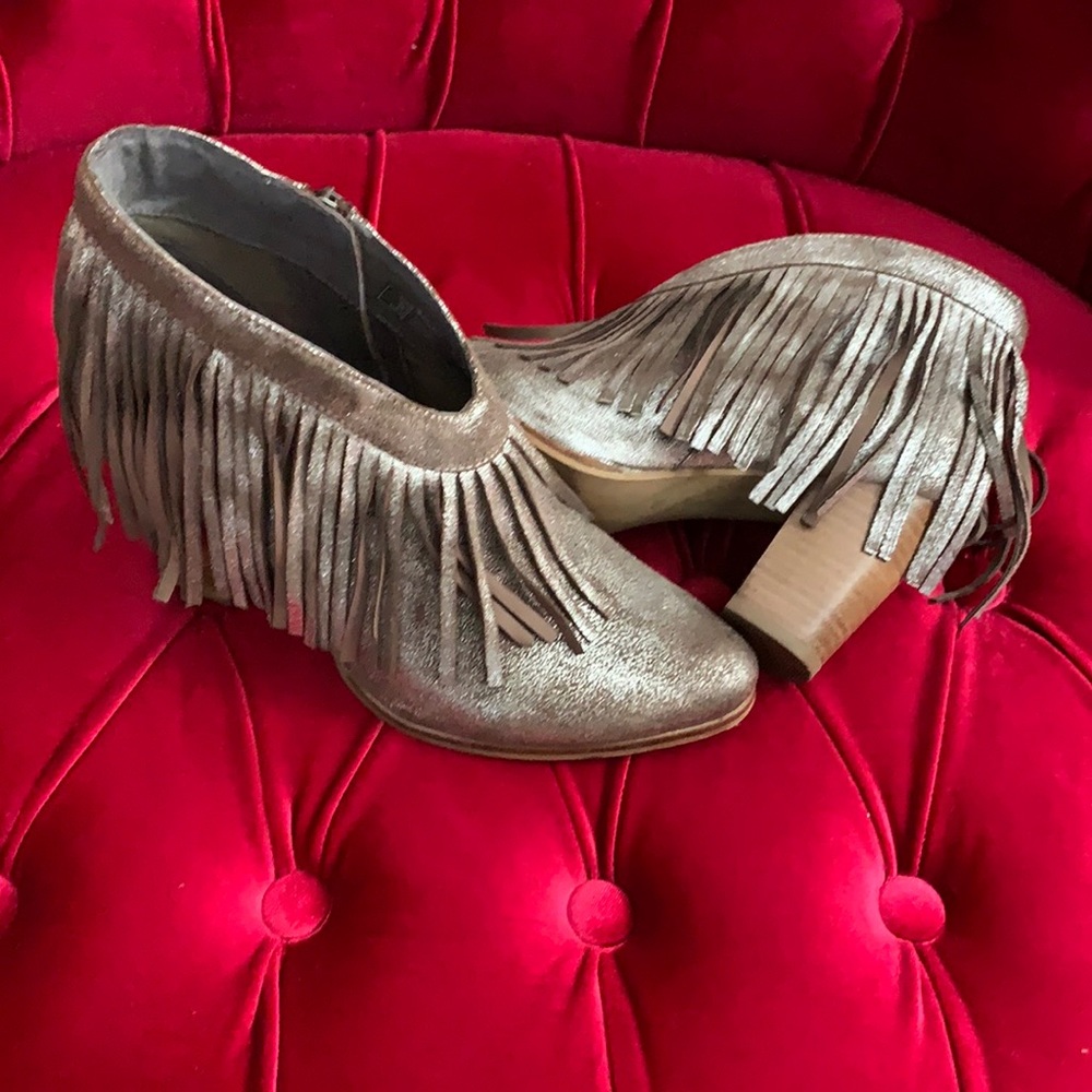 Unbridled Ariat silver metallic fringe bootie W9.5